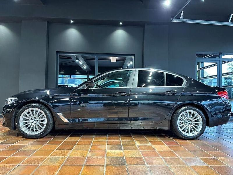 Gebraucht BMW 520 Performance 190 PS (139 kW) 2020 Blacksapphire metallic Limousine