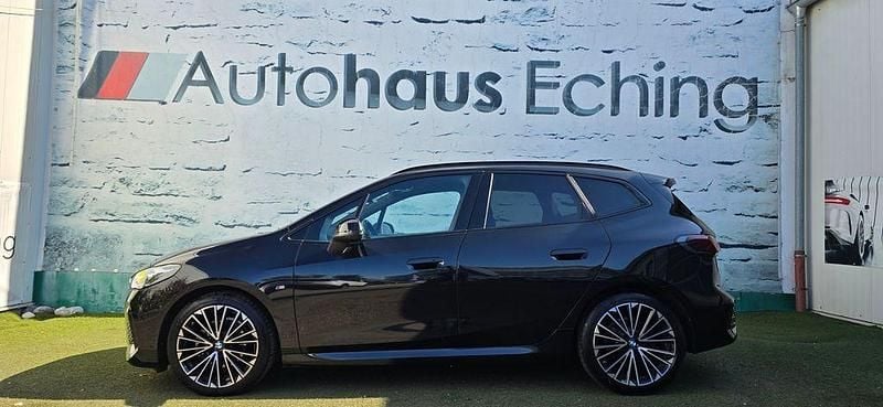 Schwarz Gebraucht 2024 BMW 218 Active Tourer Shadowline Van / Kleinbus | 30.450 € (Guter Preis) - Bild 1/4
