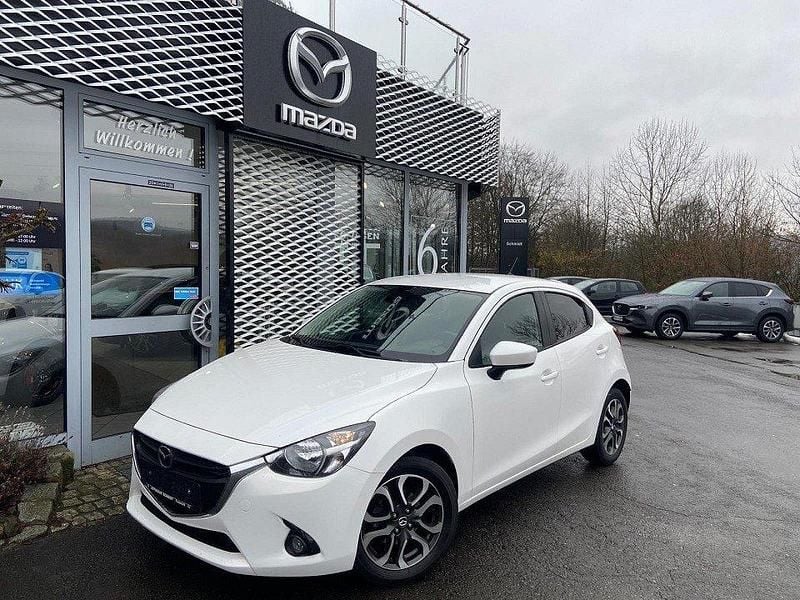 Satinweiss metallic Gebraucht 2016 Mazda 2 Nakama Kleinwagen | 10.990 € (Fairer Preis) - Bild 1/4