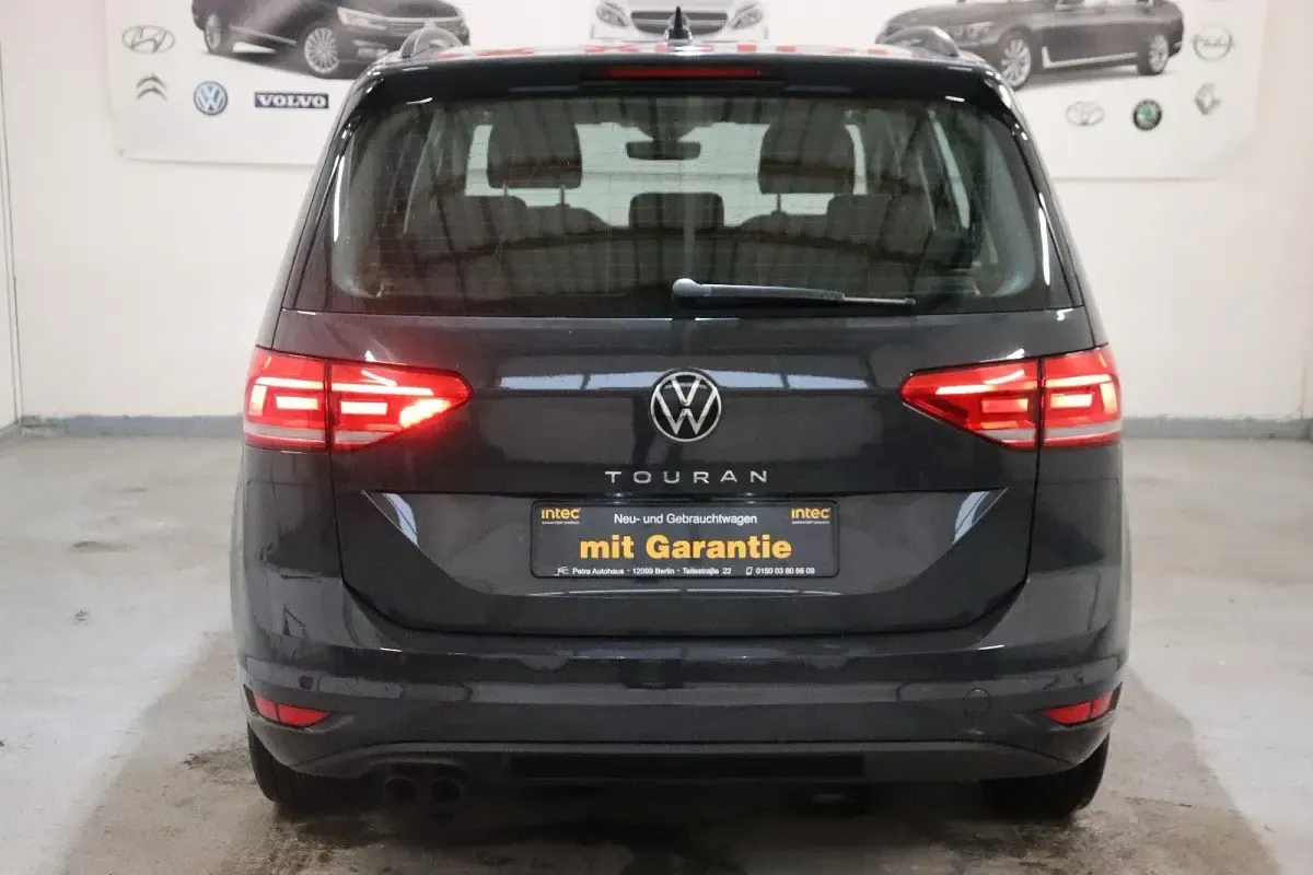 Gebraucht VW Touran Highline 150 PS (110 kW) 2023 Grau Van / Kleinbus