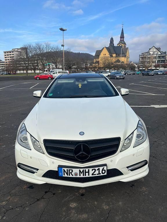 Weiß Gebraucht 2012 Mercedes E200 AMG Coupé | 10.200 € (Fairer Preis) - Bild 1/4