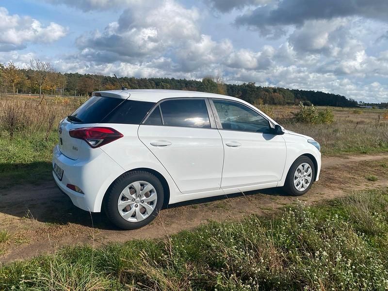 Gebraucht Hyundai i20 GO! 75 PS (55 kW) 2017 Weiß Kleinwagen