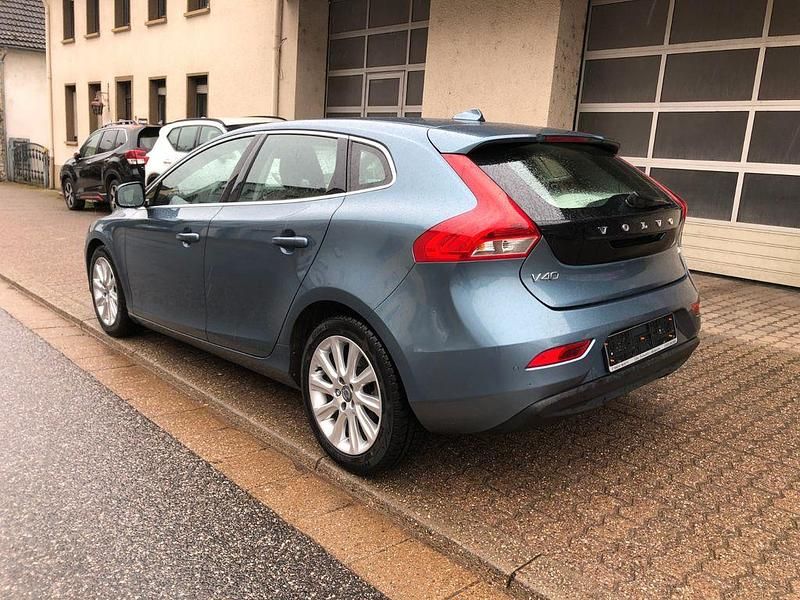 Gebraucht Volvo V40 Summum 114 PS (83 kW) 2013 Blau Limousine