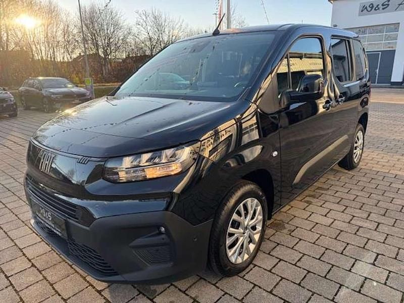 Neu Fiat Doblò 102 PS (75 kW) 2025 Cinema schwarz Van / Kleinbus