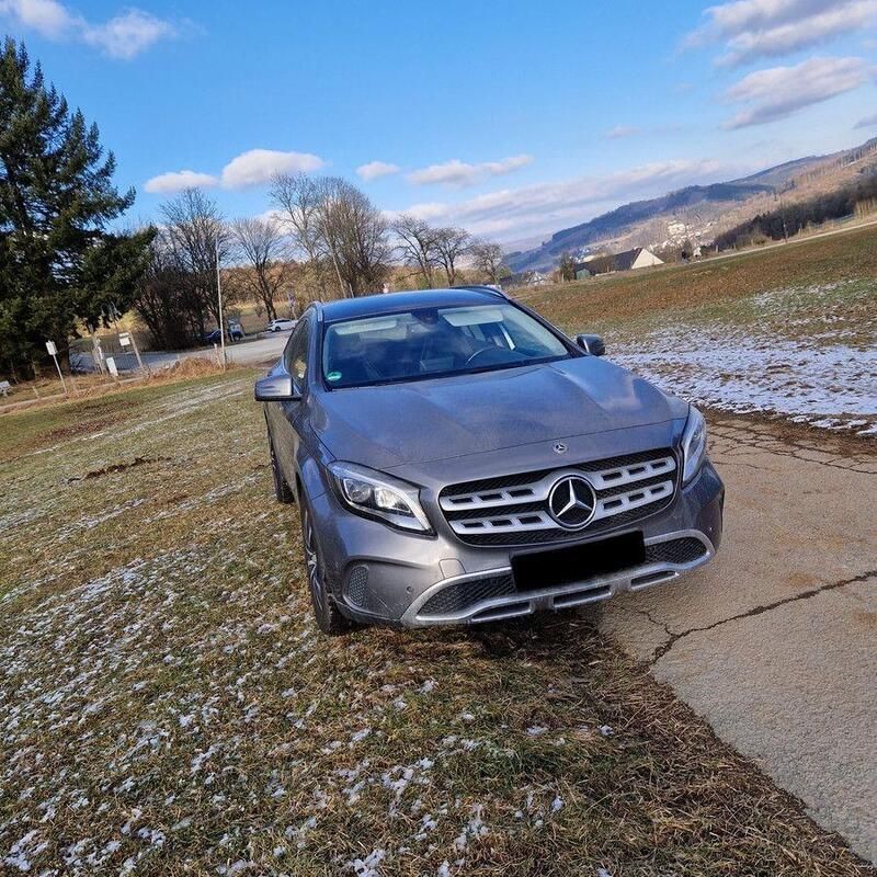 Grau Gebraucht 2018 Mercedes GLA200 Urban SUV | 21.990 € (Fairer Preis) - Bild 1/4