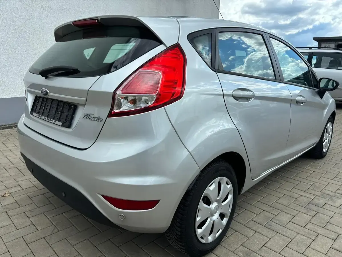 Gebraucht Ford Fiesta Trend 95 PS (69 kW) 2013 Silber Kleinwagen