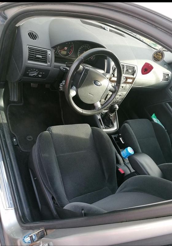 Usado Ford Mondeo Ghia 125 CV (91 kW) 2004 Plateado Berlina