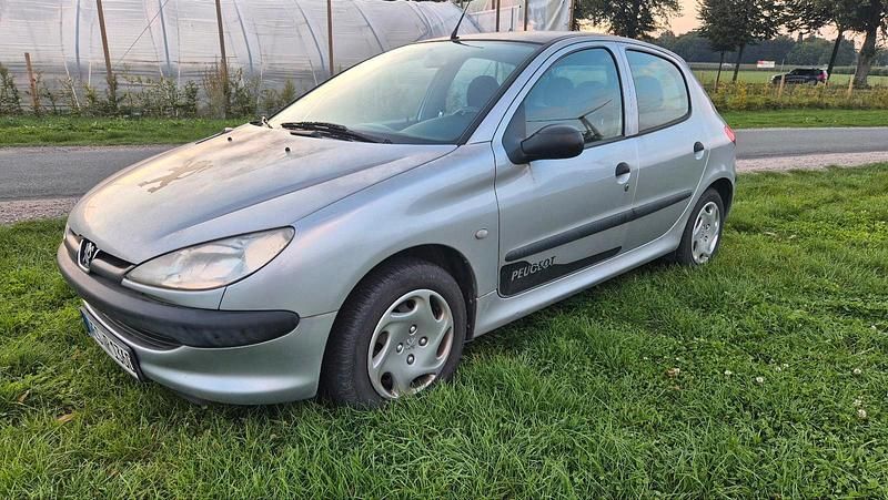 Silber Gebraucht 1999 Peugeot 206 Kleinwagen | 1.330 € (Fairer Preis) - Bild 1/4