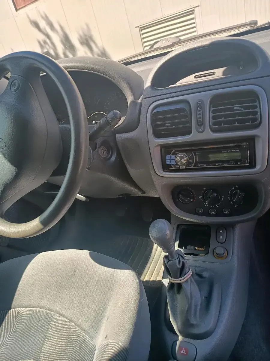 Używany Renault Clio II 75 KM (55 kW) 2000 Szary Hatchback