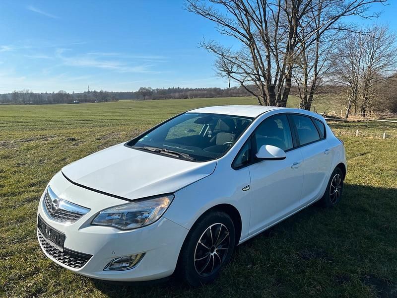 Second-hand Opel Astra 100 CP (73 kW) 2011 Alb Hatchback