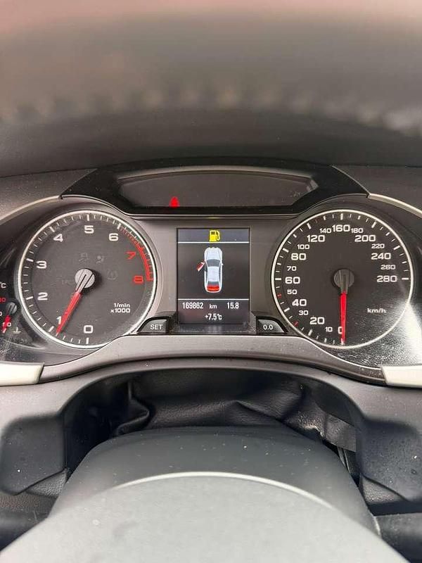 Gebraucht Audi A4 Ambiente 120 PS (88 kW) 2011 Rot Limousine