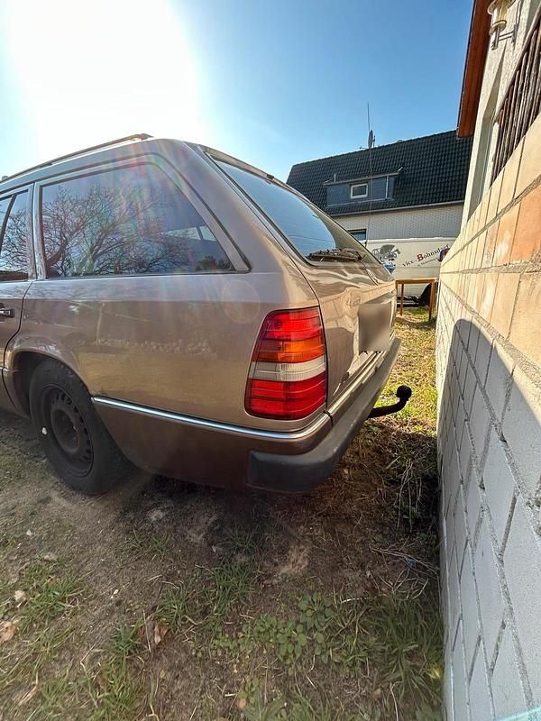 Gebraucht Mercedes E220 132 PS (97 kW) 1987 Braun Kombi