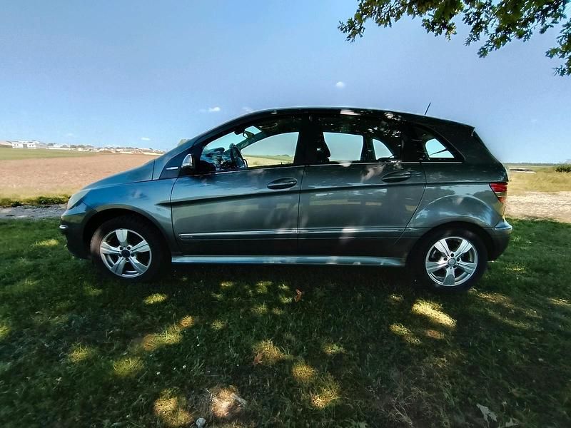 Grau Gebraucht 2009 Mercedes B180 Van / Kleinbus | 4.450 € (Guter Preis) - Bild 1/4