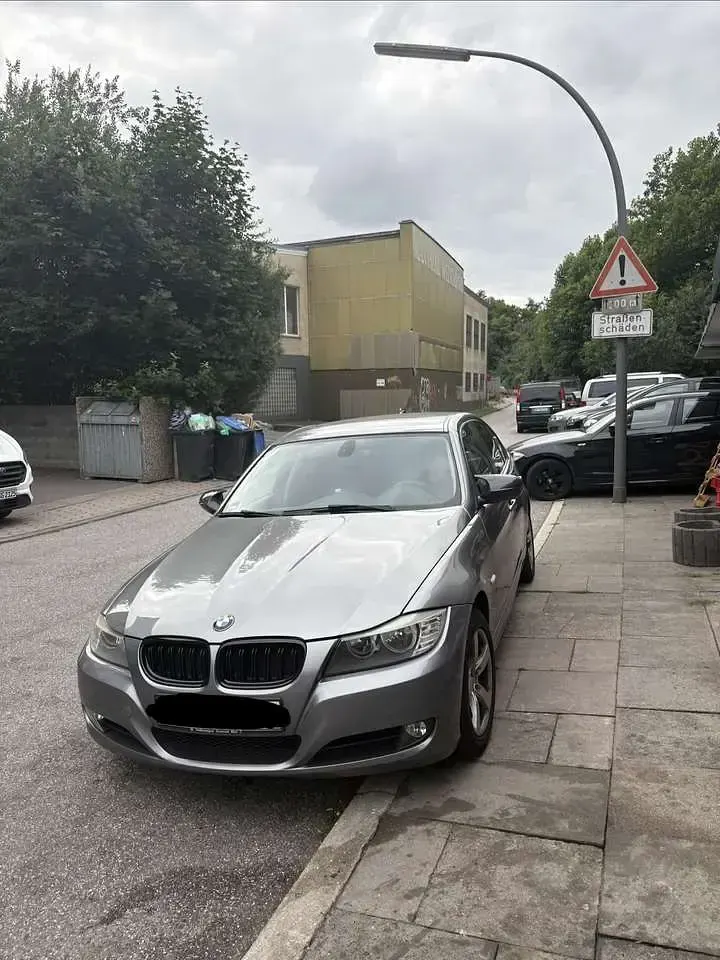 Gebraucht BMW 318 143 PS (105 kW) 2010 Grau Limousine