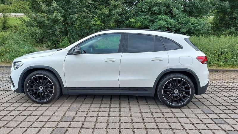 Weiß Gebraucht 2023 Mercedes GLA250 AMG SUV | 40.900 € (Fairer Preis) - Bild 1/4