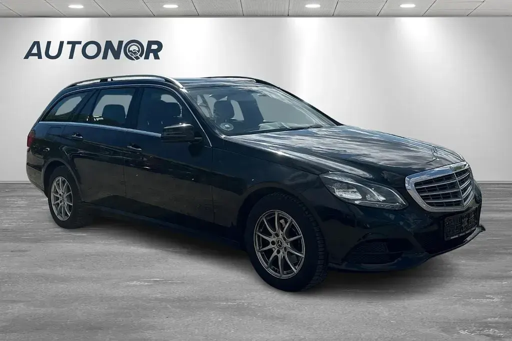 Używany Mercedes E220 170 KM (125 kW) 2013 Czarny Sedan/Limuzyna