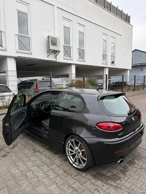 Schwarz Gebraucht 2004 Alfa Romeo 147 Kleinwagen | 2.500 € (Fairer Preis) - Bild 1/4