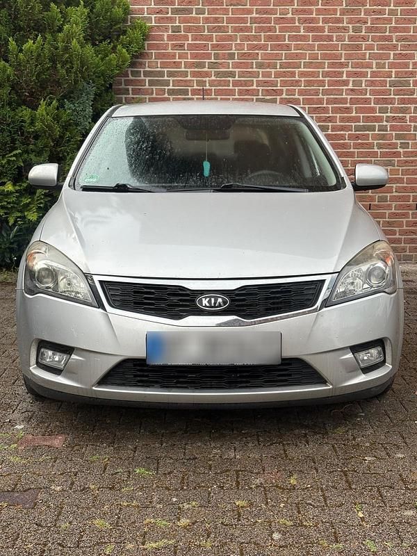 Usado Kia Ceed 116 HP (85 kW) 2013 Cinzento Citadino