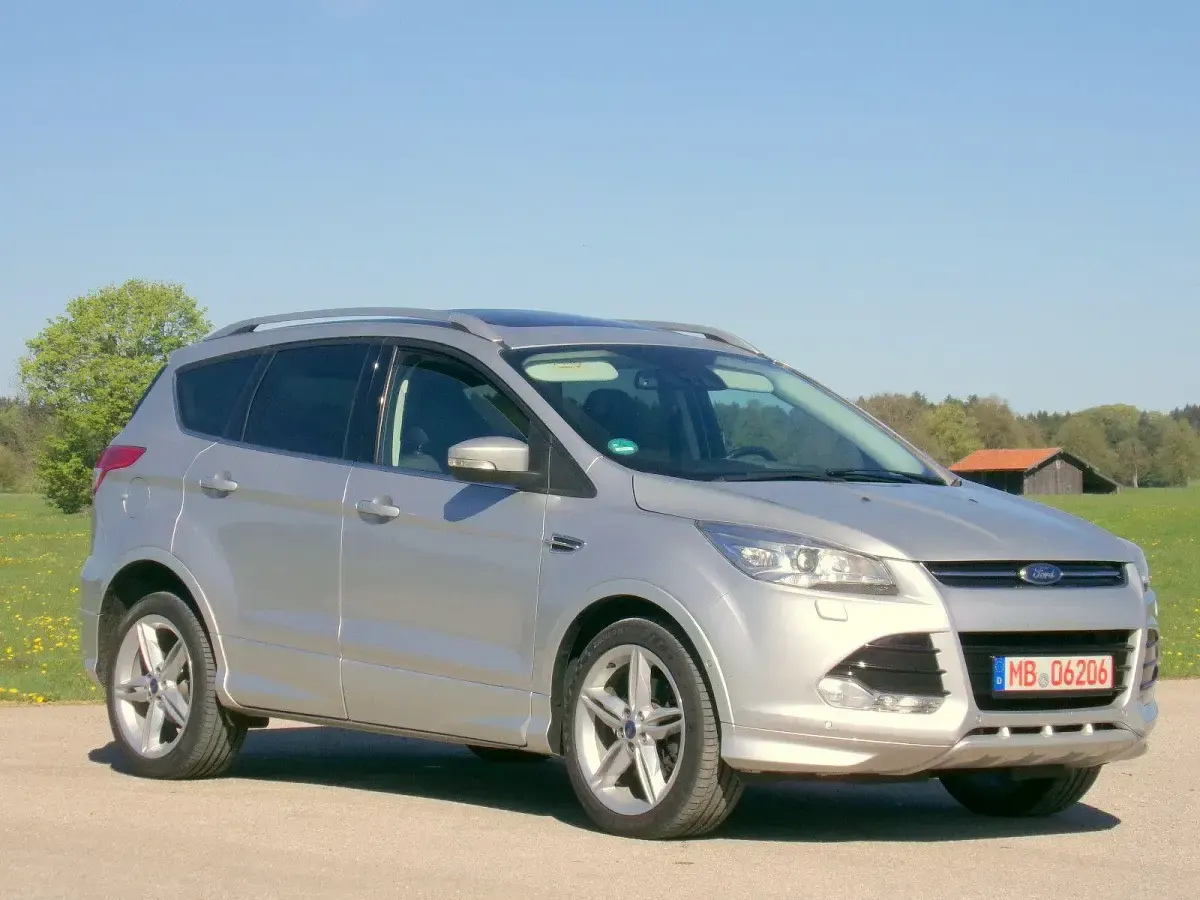 Usado Ford Kuga 150 HP (110 kW) 2016 Prateado SUV