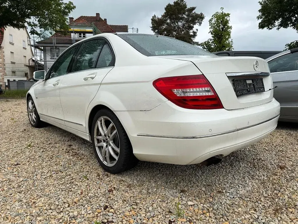 Gebraucht Mercedes C180 156 PS (114 kW) 2012 Weiß Limousine