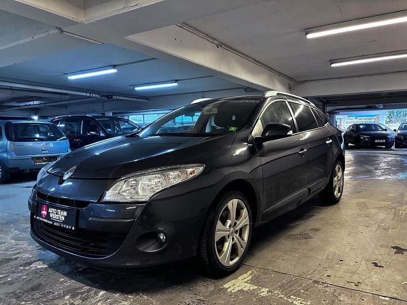 Grau Gebraucht 2011 Renault Mégane III Dynamique Limousine | 3.790 € (Fairer Preis) - Bild 1/4