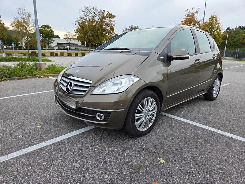 Braun Gebraucht 2012 Mercedes A180 Elegance Limousine | 5.999 € (Superpreis) - Bild 1/4