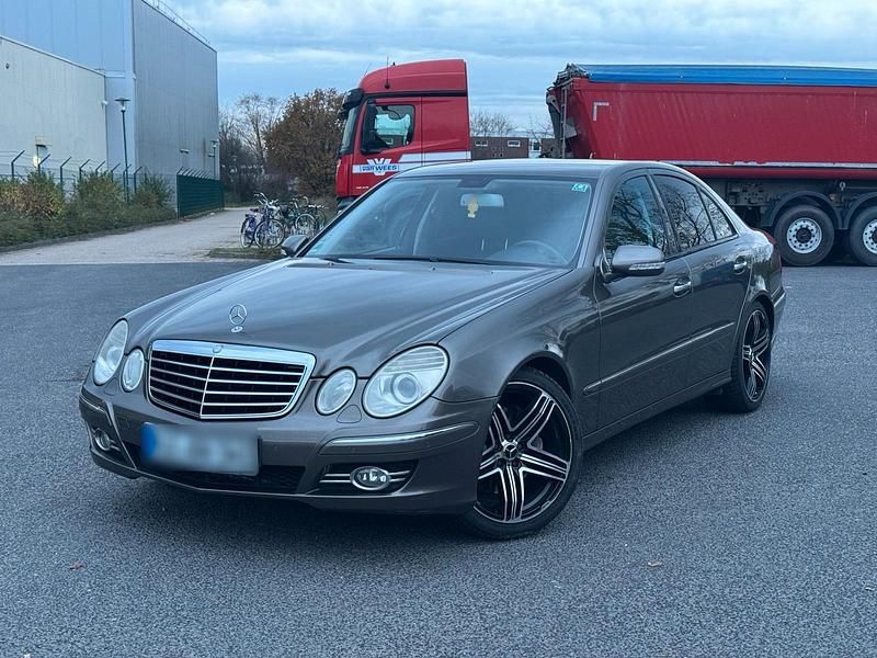 Grau Gebraucht 2006 Mercedes E350 Limousine | 5.999 € (Etwas zu teuer) - Bild 1/4