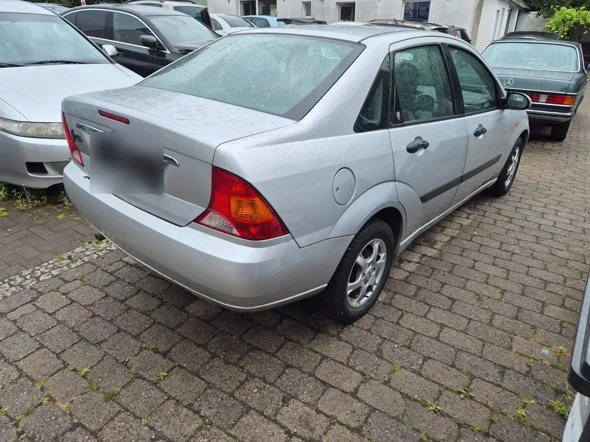Gebraucht Ford Focus Ghia 100 PS (73 kW) 1999 Silber Limousine