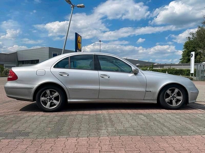 Gebraucht Mercedes E270 177 PS (130 kW) 2002 Silber Limousine