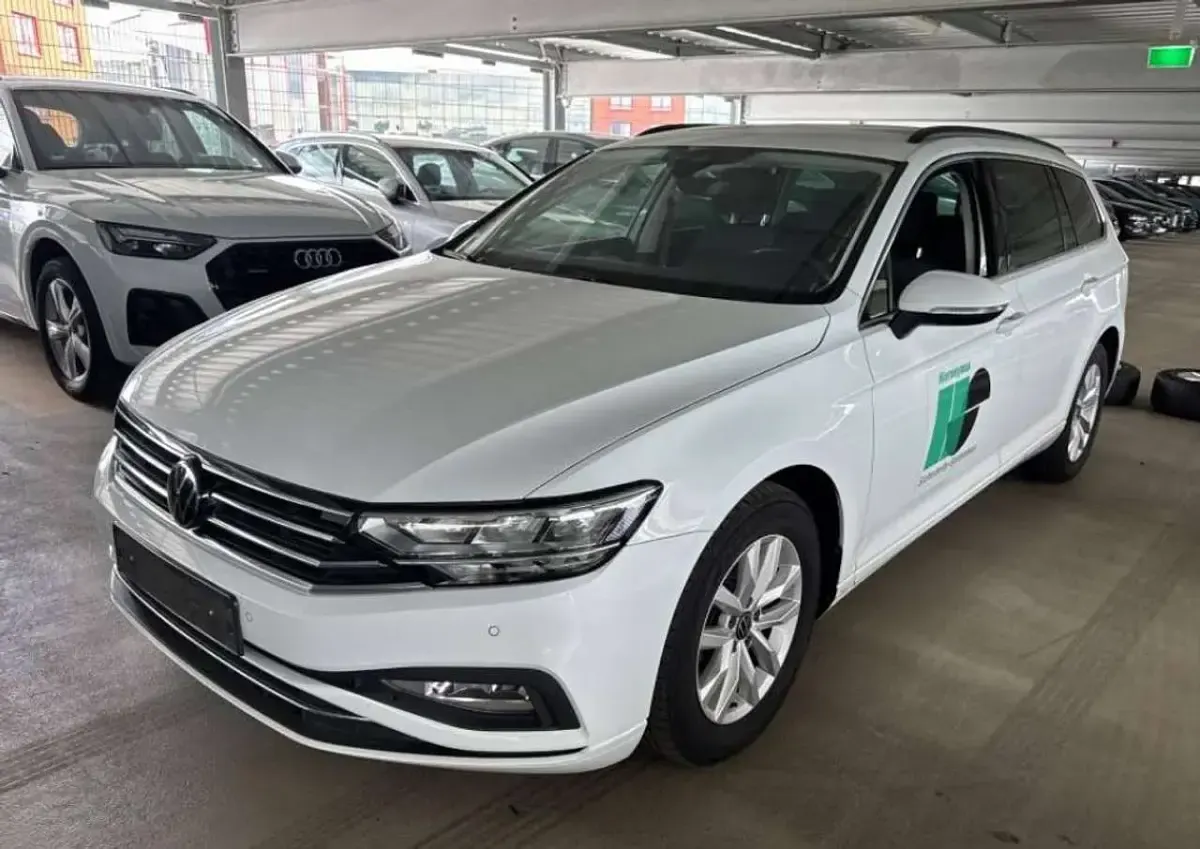 Gebraucht VW Passat Business 150 PS (110 kW) 2023 Gletscherweiß metallic Kombi