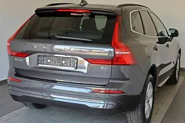 Gebraucht Volvo XC60 Core 197 PS (144 kW) 2023 Platinum grey / metallic SUV