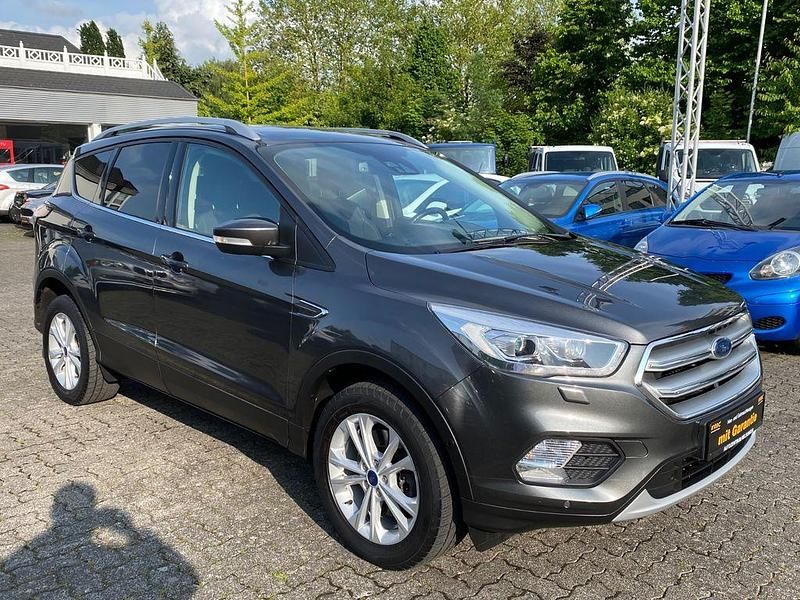 Grau Gebraucht 2018 Ford Kuga Titanium SUV | 11.800 € (Fairer Preis) - Bild 1/4