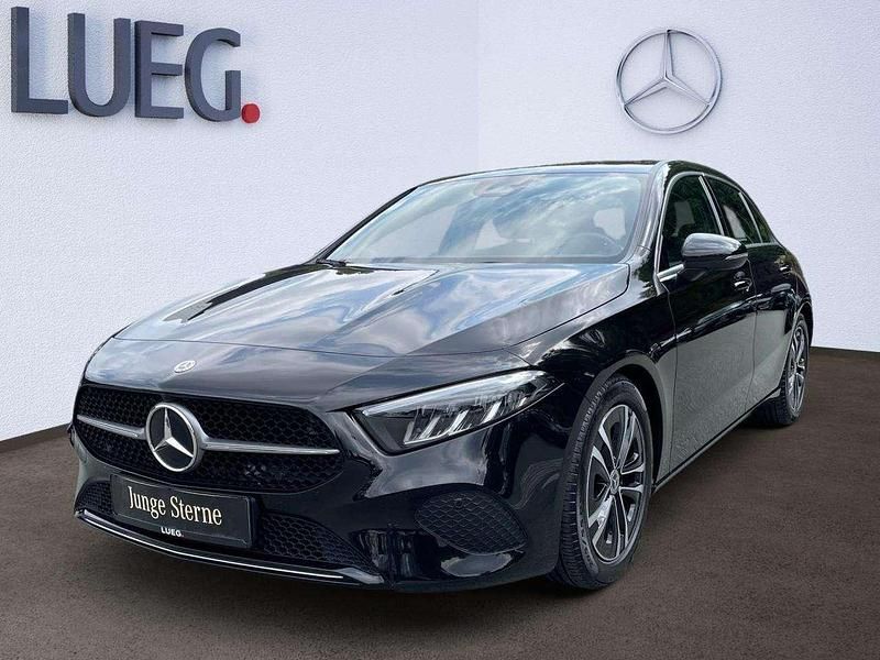 Metalliclack kosmosschwarz Gebraucht 2023 Mercedes A180 Limousine | 26.250 € (Guter Preis) - Bild 1/4