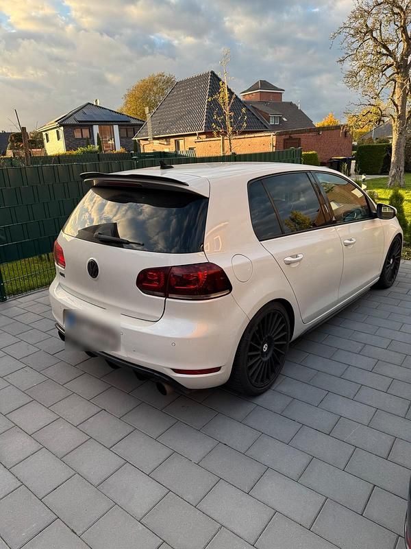 Weiß Gebraucht 2012 VW Golf VII Edition Limousine | 10.799 € (Teuer) - Bild 1/4