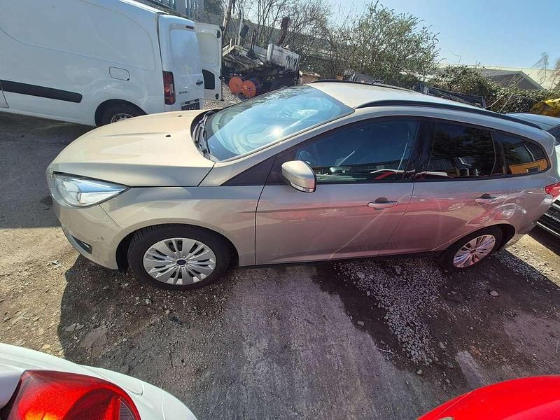 Gebraucht Ford Focus Business Edition 101 PS (74 kW) 2015 Grau Kombi