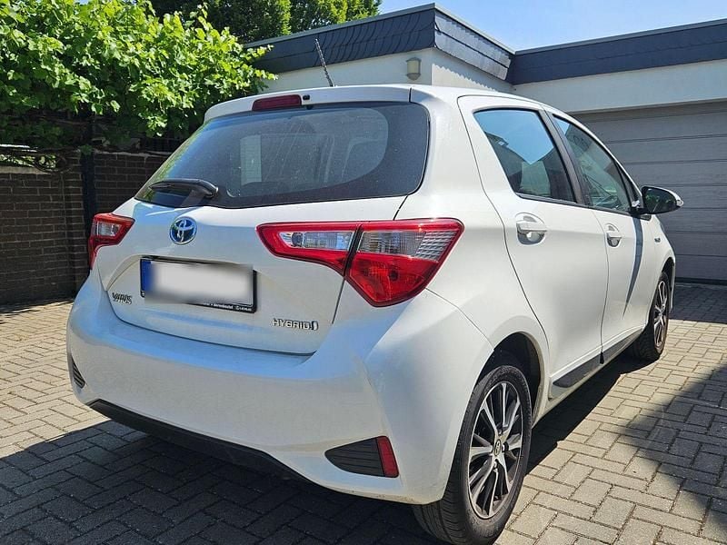 Gebraucht Toyota Yaris Hybrid Team 101 PS (74 kW) 2018 Weiß Kleinwagen
