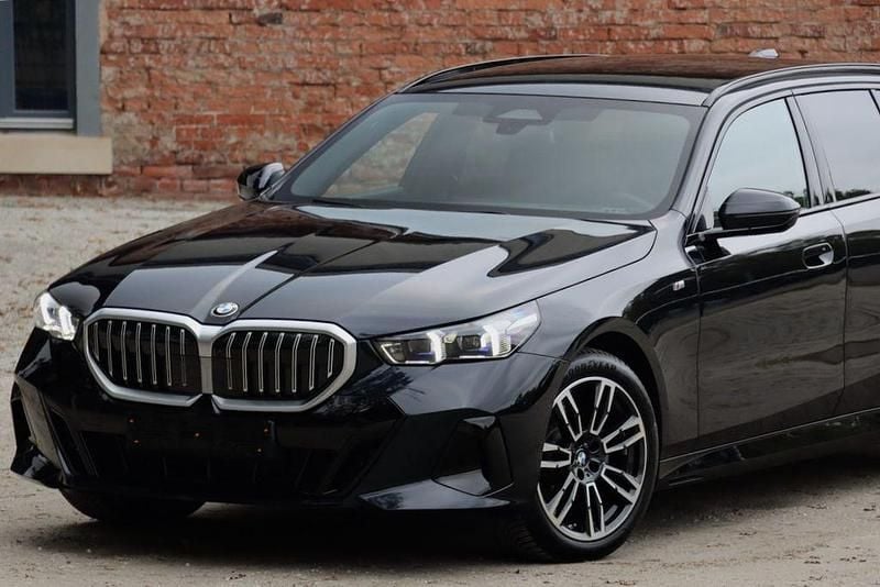 Schwarz Gebraucht 2024 BMW 520 M Sport Limousine | 48.200 € (Superpreis) - Bild 1/4