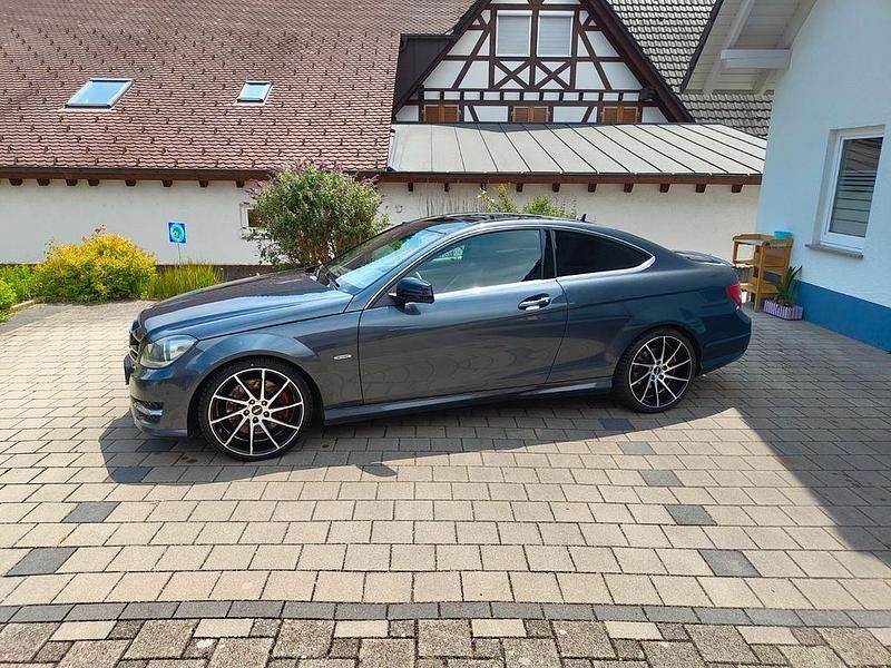Grau Gebraucht 2013 Mercedes C250 AMG Coupé | 10.600 € (Fairer Preis) - Bild 1/4