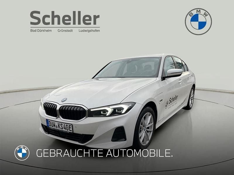 Weiß Gebraucht 2022 BMW 330e Sport Line Limousine | 32.900 € (Fairer Preis) - Bild 1/4