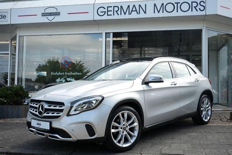 Silber Gebraucht 2018 Mercedes GLA180 Urban SUV | 22.949 € (Etwas zu teuer) - Bild 1/4
