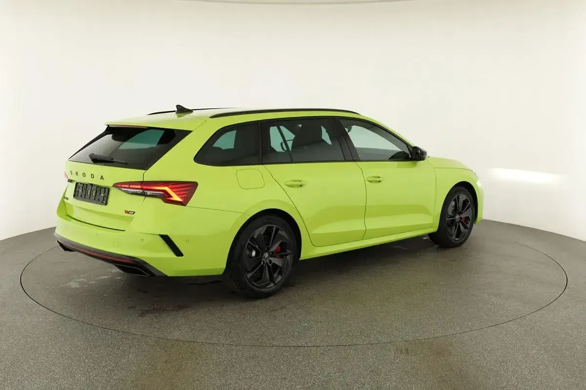 Neu Skoda Octavia RS 265 PS (194 kW) 2026 Mamba grün Kombi