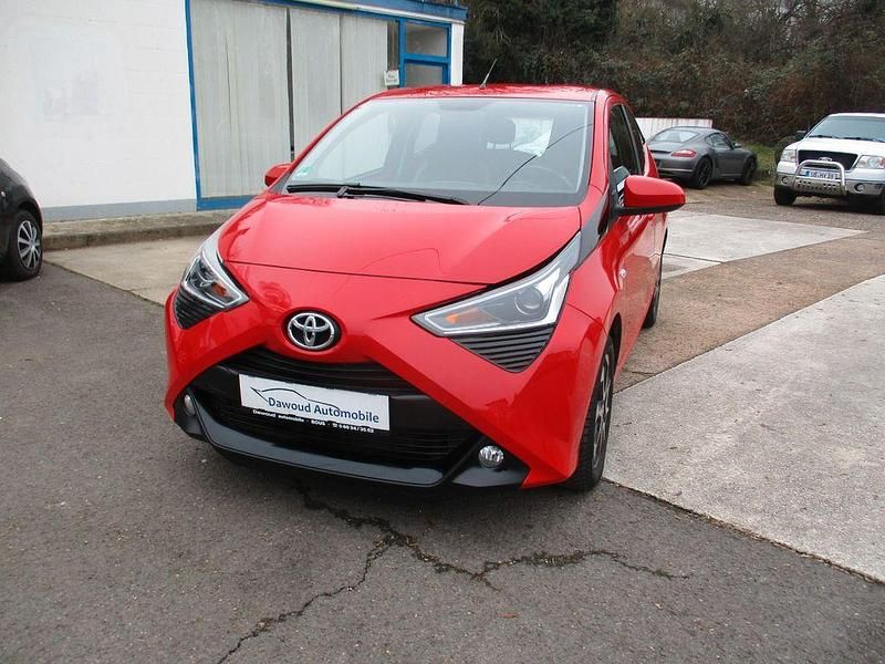Rot Gebraucht 2019 Toyota Aygo X-play Kleinwagen | 8.790 € (Guter Preis) - Bild 1/4