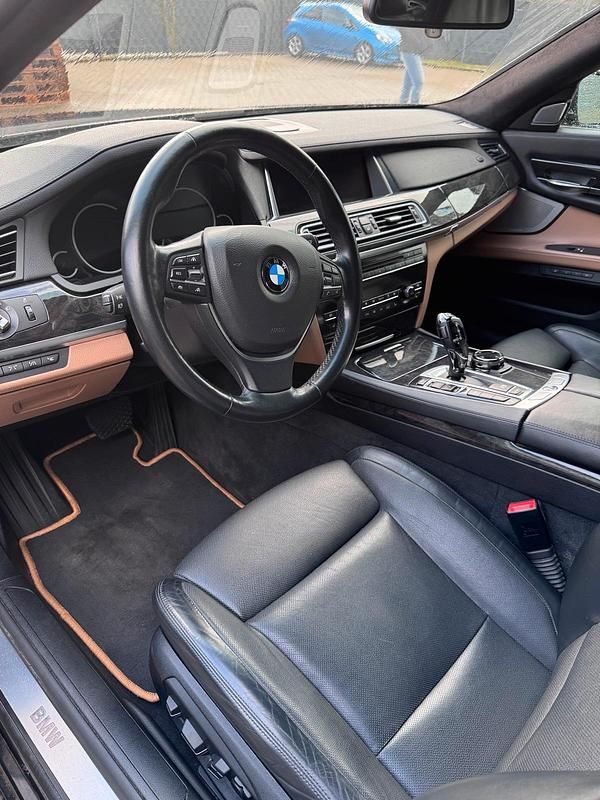 Gebraucht BMW 750 380 PS (279 kW) 2015 Schwarz Limousine
