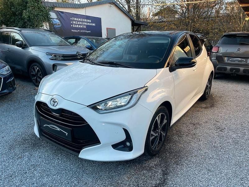 Weiß Gebraucht 2024 Toyota Yaris Hybrid Style Limousine | 20.750 € (Superpreis) - Bild 1/4