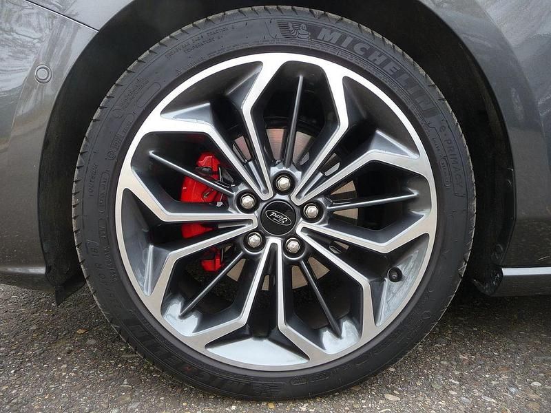 Gebraucht Ford Focus ST-Line X 155 PS (114 kW) 2025 Grau Limousine