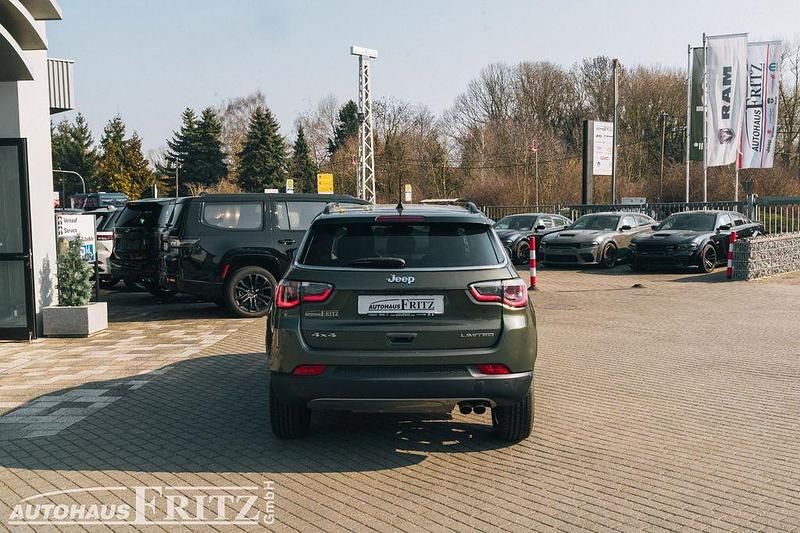Gebraucht Jeep Compass Limited 170 PS (125 kW) 2018 Olive green/ dach schwarz (metallic) SUV