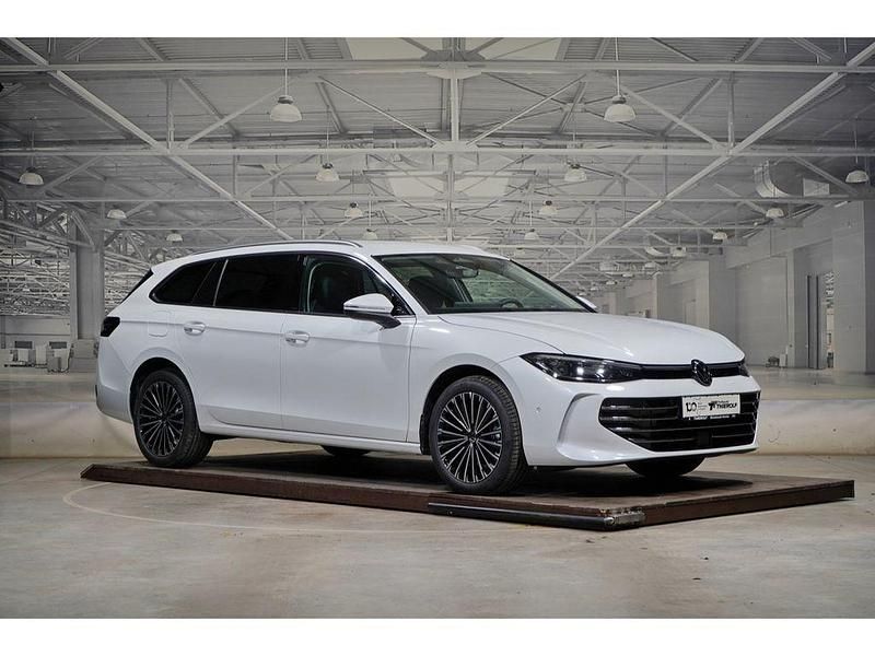 Neu VW Passat IQ Drive 150 PS (110 kW) 2025 Oryxweiß perlmutteffekt Kombi