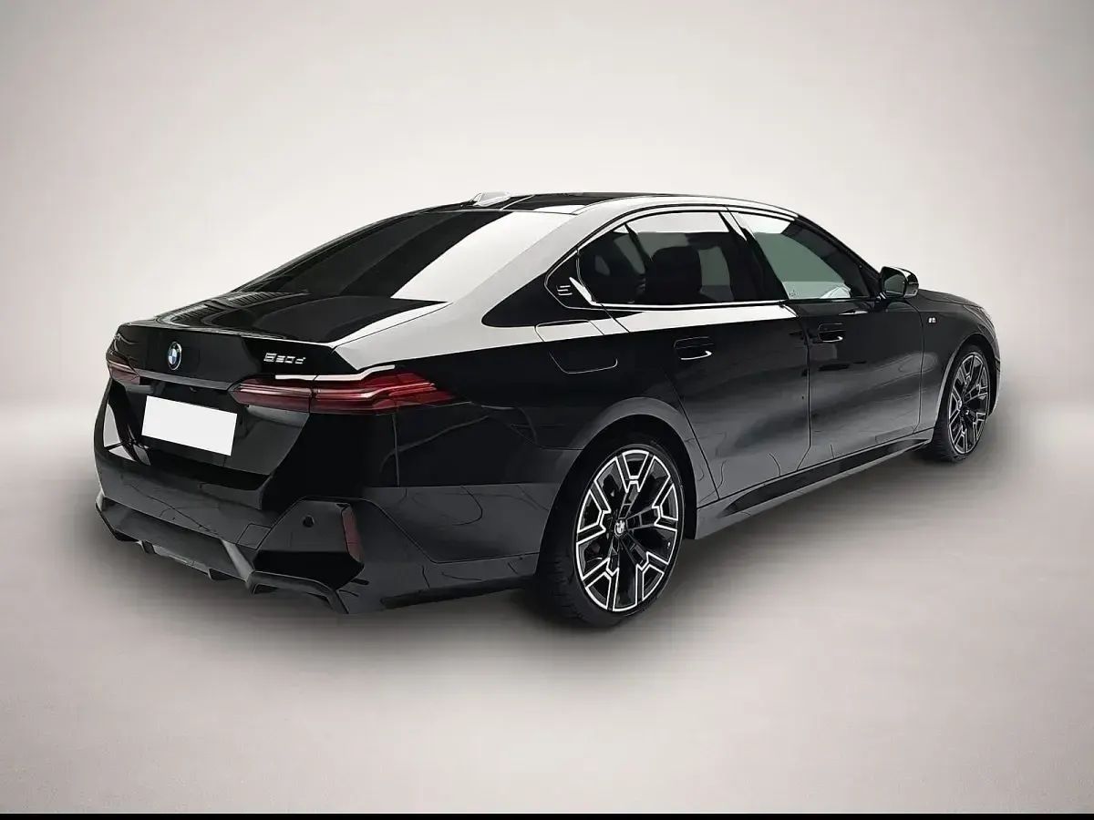Gebraucht BMW 520 M Sport 197 PS (144 kW) 2025 Schwarz Kombi