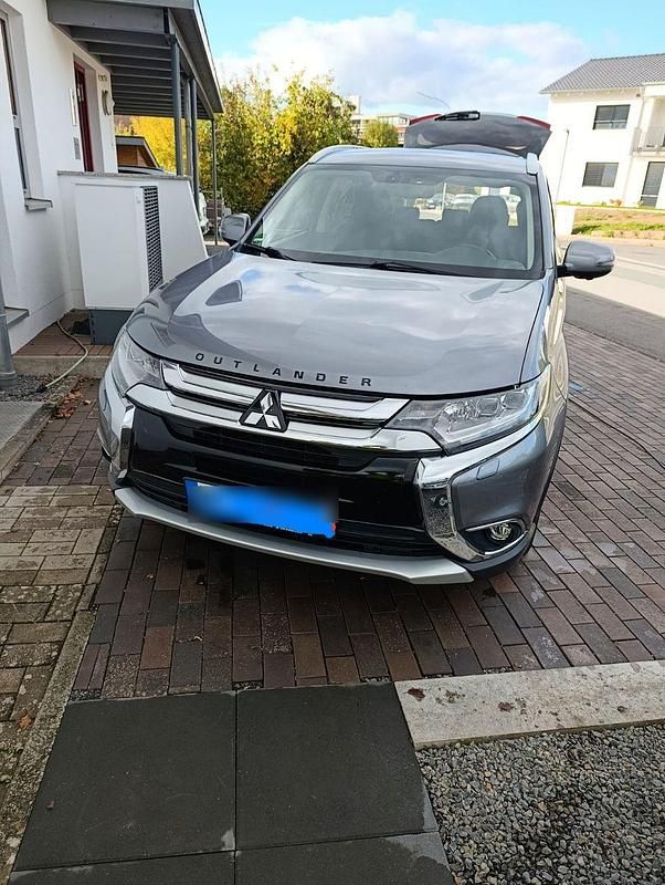 Grau Gebraucht 2018 Mitsubishi Outlander Edition SUV | 17.600 € (Fairer Preis) - Bild 1/4