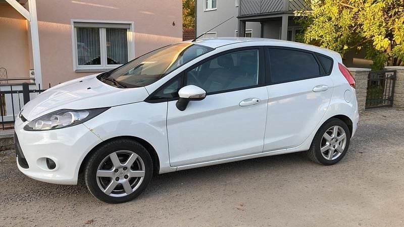 Weiß Gebraucht 2011 Ford Fiesta Trend Kleinwagen | 2.500 € (Guter Preis) - Bild 1/4